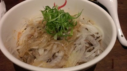 一上桌看那滿滿的洋蔥與蔥花,再加上撲鼻而來的香味,都要流口水了