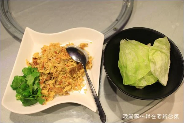 在上面的是麵筋,裡頭除了南瓜還有一些海鮮,湯甜味鮮,有油蔥酥的香氣