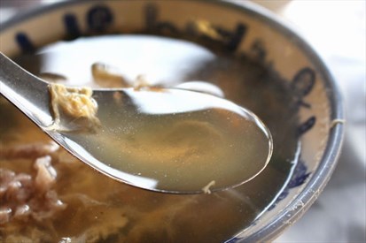 鴨蛋湯湯的湯是以柴魚高湯為湯底 喝起來帶著香醇的口感和特有的甜味