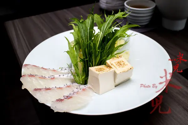 像是现在这个季节马鞭鱼很肥美,就会选择用马鞭鱼切成薄片刺身