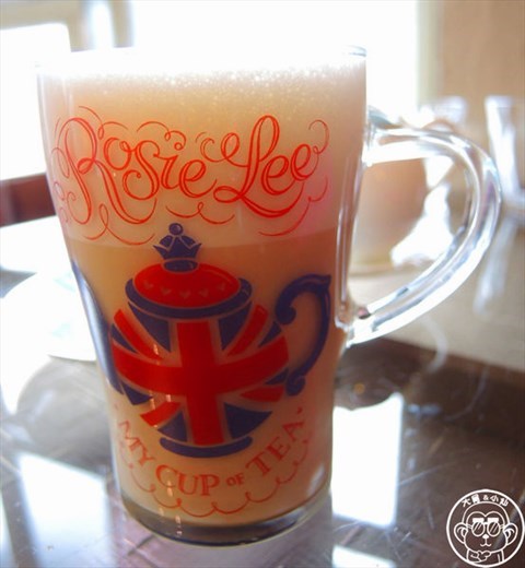 轻食附热鲜奶茶( 10元),英式伯爵奶茶的茶香厚实,甜度低喝完不腻