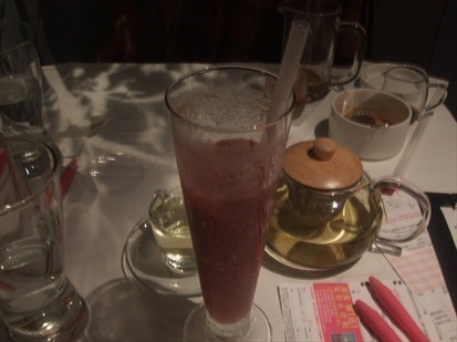 天然的現榨果菜冰沙，讓人想再續杯；花茶可能因沖泡不充分，味道稍淡