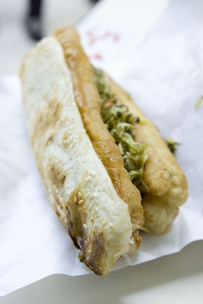 烧饼油条夹酸菜