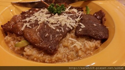 燉飯蒜香濃郁，口感偏軟，小朋友也很容易入口