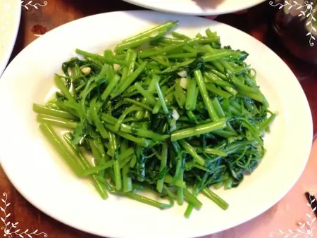 炒高山青菜  : 是店家自行在阳明山上 种的 青 菜,吃起来很细致, 味道