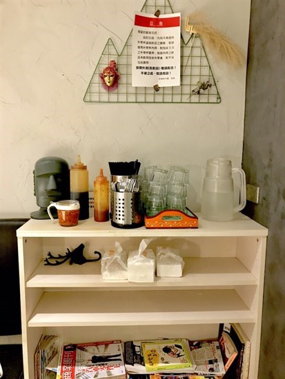 自助餐具倒水區
